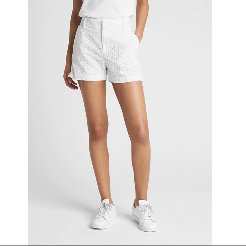 *SOLD* GAP DAINTY WHITE SHORTS - Picture 1 of 4